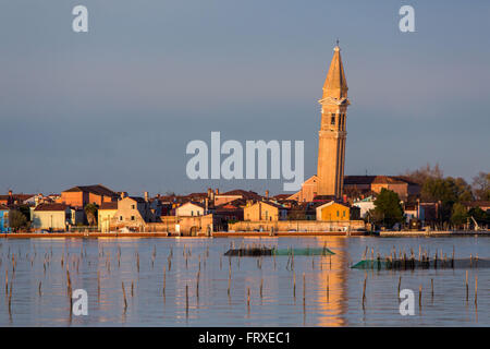 Laguna di Venezia con l'isola di Burano e la torre pendente, villaggio di pescatori con colorate facciate di case, Veneto, Italia Foto Stock