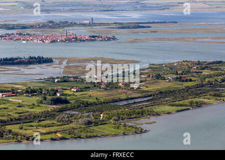 Vista aerea delle isole della laguna di Venezia, Isola di Sant'Erasmo con le isole di Burano e Torcello in background, Veneto, Italia Foto Stock