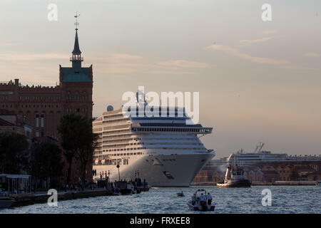 La nave di crociera di protesta, nave da crociera trainato nel Canale della Giudecca vicino al Molino Stucky Hotel, Venezia, Veneto, Italia Foto Stock