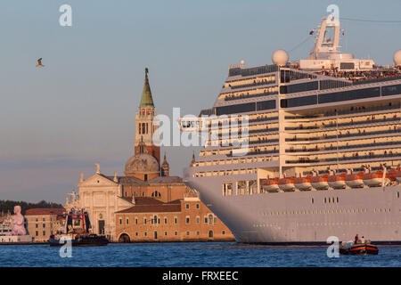 La nave di crociera di protesta, nave da crociera trainato nel Canale della Giudecca, nei pressi di San Giorgio Maggiore, Venezia, Veneto, Italia Foto Stock