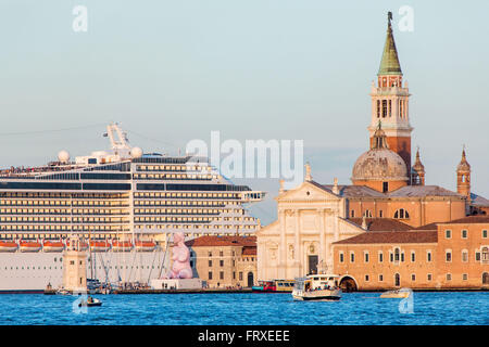 La nave di crociera di protesta, nave da crociera trainato nel Canale della Giudecca, nei pressi di San Giorgio Maggiore, Venezia, Veneto, Ita Foto Stock