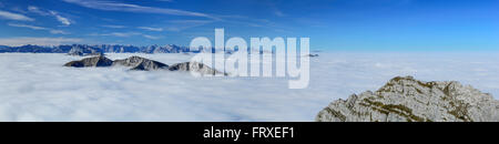 Panorama dal Guffert con vista su un mare di nebbia verso la gamma dello Stubai, Unnuetz in primo piano, gamma Karwendel, gamma Wetterstein con Zugspitze e vertice occidentale del Guffert, Guffert, Rofan gamma, Tirolo, Austria Foto Stock