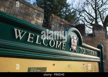 Un segno di strada nella città di York accoglie i turisti per la città. Foto Stock