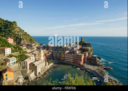 Vista di Vernazza, Cinque Terre, La Spezia, Liguria, Italia Foto Stock