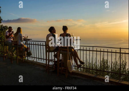 Coppie in un bar, San Rocco, Camogli, provincia di Genova, Riviera Ligure, Liguria, Italia Foto Stock