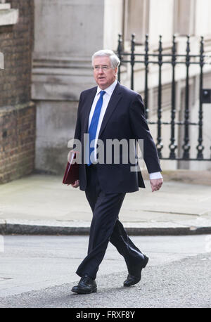 Michael Fallon,il Segretario di Stato per la difesa,arriva al numero 10 di Downing Street per una riunione del gabinetto Foto Stock