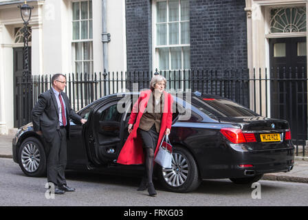 Home Secretary,Theresa Maggio,arriva a Downing Street per una riunione del gabinetto Foto Stock