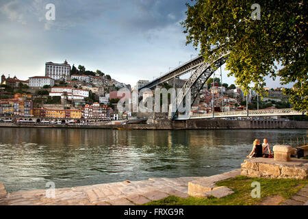 Ponte sul Fiume Duoro, Ponte Dom Luis I e la vecchia città di Ribeira, Porto, Portogallo Foto Stock