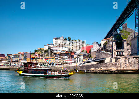 Ponte sul Fiume Duoro, Ponte Dom Luis I e la vecchia città di Ribeira, Porto, Portogallo Foto Stock