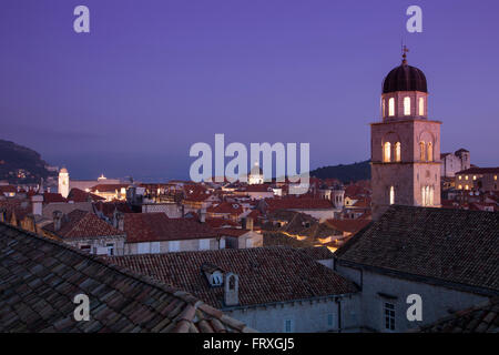 Città vecchia tetti con chiesa francescana Torre del monastero visto dalla parete della città al tramonto, Dubrovnik, Dubrovnik-Neretva, Croazia Foto Stock