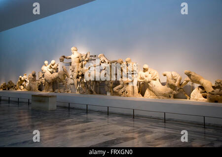 Le statue antiche in mostra al Museo di Olympia, Olympia, Elis, Peloponneso, Grecia Foto Stock