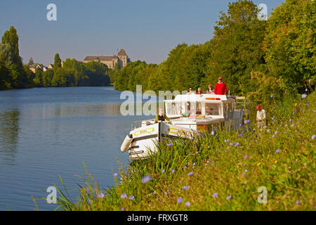 Casa galleggiante sul fiume Sarthe vicino alla serratura 13 Juigne, Abbaye Saint-Pierre-de-Solesmes, Dept. Sarthe, regione Pays de la Loire, in Francia, in Europa Foto Stock