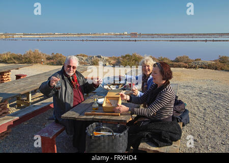 Mangiare le ostriche a La Combuse du saunier, salin de l' Île St-Martin, Gruissan, Dept. Aude, Languedoc-Roussillon, Francia, Europa Foto Stock