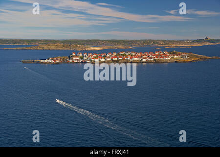 Vista da Ronnang Tjoern sull isola di Astol isola nella parte anteriore e Istoen Isola con Marstrand in background, Provincia di Bohuslaen, nella costa occidentale della Svezia, Europa Foto Stock