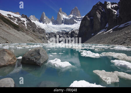 Fitz Roy e Laguna Suiza con piccoli iceberg, vicino a El Chalten, parco nazionale Los Glaciares, Patagonia, Argentinia Foto Stock