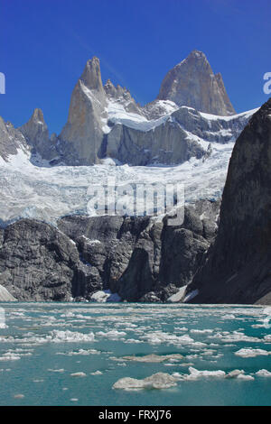 Fitz Roy e Laguna Suiza con piccoli iceberg, vicino a El Chalten, parco nazionale Los Glaciares, Patagonia, Argentinia Foto Stock