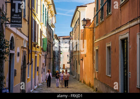 Quattro donne anziane a piedi lungo una strada a Castelnuovo Magra, provincia di La Spezia, Liguria, Italia Foto Stock