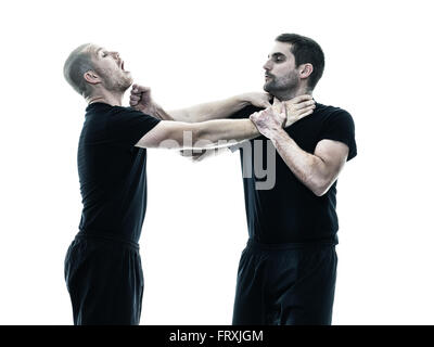 Due uomini caucasici Krav Maga fighters combattimenti silhouette isolato su sfondo bianco Foto Stock