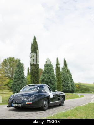 Mercedes Benz 300 SL W 198 porte a battente, Mille Miglia, 1000 Miglia, nei pressi di San Quirico d'Orcia, Toskana, Italia, Europa Foto Stock