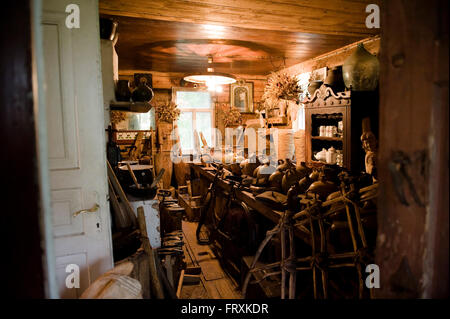 Casa piena con una collezione di arte e gli oggetti della vita quotidiana, Polonia Foto Stock