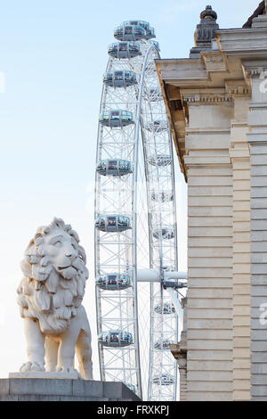 London Eye, ruota panoramica Ferris e il ponte di lion statua in un pomeriggio estivo a Londra Foto Stock