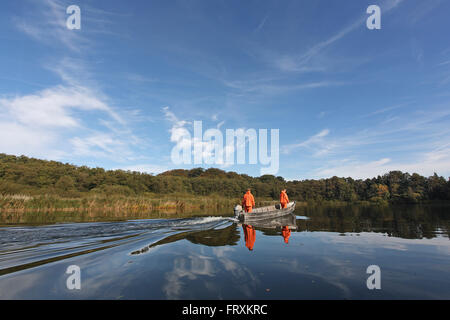 I pescatori della navigazione sul lago di Ploen al mattino, Ploen, Ostholstein, Schleswig-Holstein, Germania Foto Stock