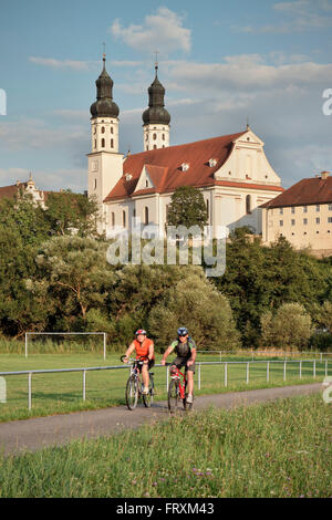 I ciclisti, Abbazia di Marchtal in background, Obermarchtal, Baden-Wuerttemberg, Germania Foto Stock