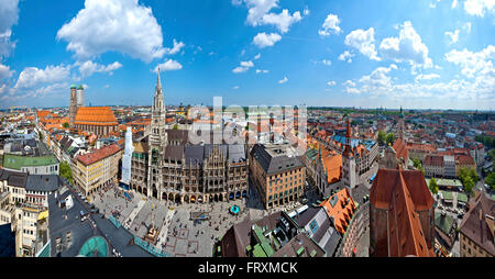 Vista dalla Alten Pietro fino a piazza Marienplatz con Marienkirche e La Theatinerkirche, Monaco di Baviera, Baviera, Baviera, Germania Foto Stock