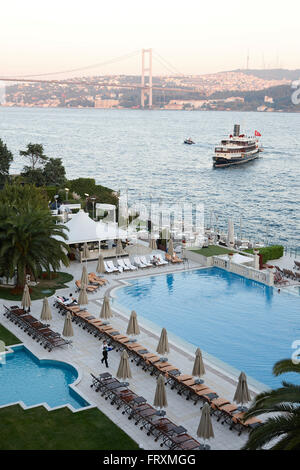 Vista su di un complesso alberghiero con una piscina la sera, Istanbul, Turchia Foto Stock