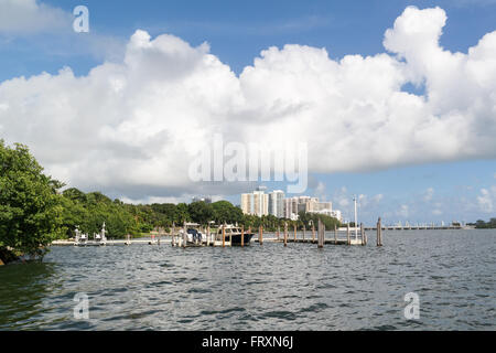 Pontile con le barche nella baia di Biscayne, Coconut Grove, Miami, Florida, Stati Uniti d'America Foto Stock