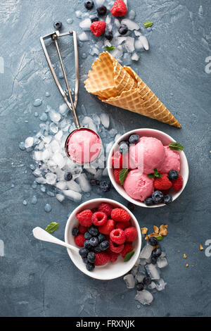 Gelato al lampone nel recipiente bianco Foto Stock