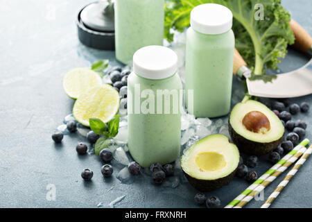 Green frullati in piccoli flaconi per andare Foto Stock