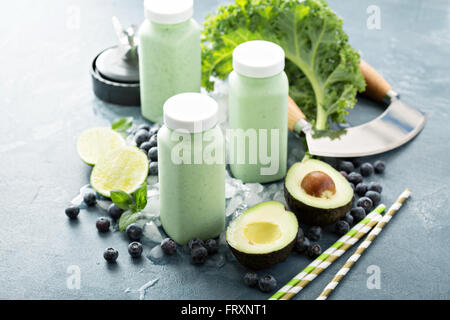 Green frullati in piccoli flaconi per andare Foto Stock