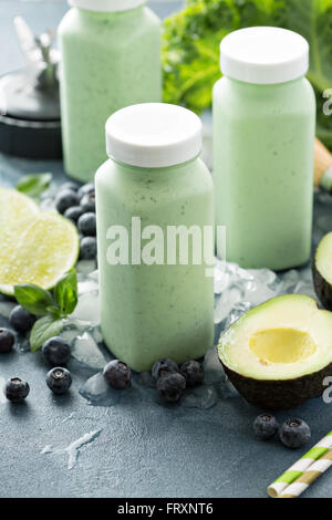 Green frullati in piccoli flaconi per andare Foto Stock
