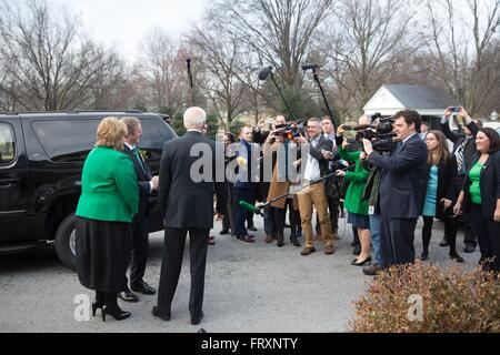 Stati Uniti Vice presidente Joe Biden saluta Taoiseach Enda Kenny e sua moglie Fionnuala nella parte anteriore della pressa corps prima un il giorno di San Patrizio prima colazione presso la Naval Observatory Residence Marzo 17, 2015 a Washington, DC. Foto Stock