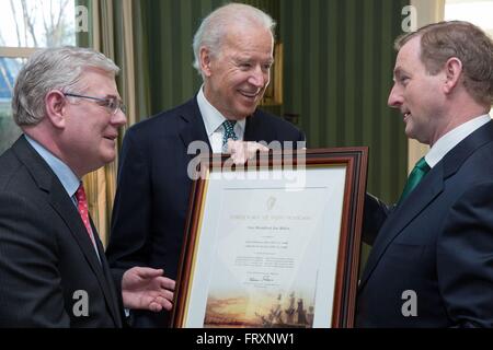 Stati Uniti Vice presidente Joe Biden è presentato con certificato del patrimonio irlandese di Taoiseach Enda Kenny, destra e vice primo ministro Eamon Gilmore presso la Naval Observatory residenza prima un il giorno di San Patrizio prima colazione Marzo 20, 2013 a Washington, DC. Foto Stock