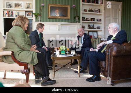 Stati Uniti Vice presidente Joe Biden incontra il Taoiseach Enda Kenny e sua moglie Fionnuala nella libreria della Naval Observatory residenza prima un il giorno di San Patrizio prima colazione Marzo 17, 2011 a Washington, DC. Foto Stock