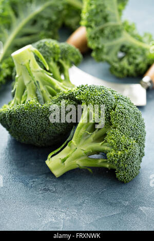 Verde fresco teste di broccoli sul tavolo Foto Stock