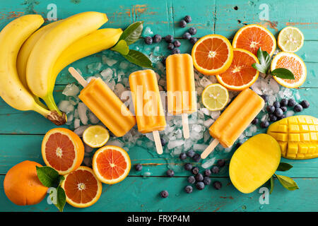 Mango popsicles banana su ghiaccio Foto Stock