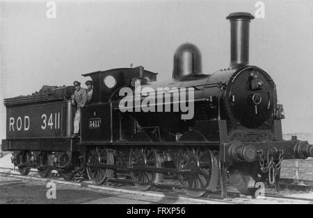 LNWR "carbone motore' 0-6-0 sul fronte occidentale nel 1917 come l'asta 3411 con una sostituzione 2500 galloni di gara ad Rouxmesnil nel 1917 Foto Stock