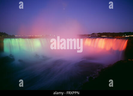 Cascate del Niagara (cascate Horseshoe) illuminata di notte, Niagara, Ontario, Canada Foto Stock