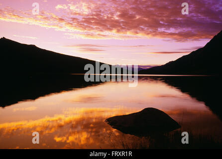 Silhouette di montagne, Medicina Lake, il Parco Nazionale di Jasper, Alberta, Canada Foto Stock