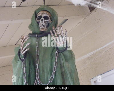 Halloween scheletro umano con le catene al display durante la festa di Halloween a Sunnyvale, California, Stati Uniti d'America Foto Stock