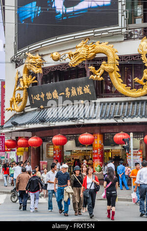 Cina, Shanghai, Città Vecchia, shoppers presso l' Yuyuan Bazar Foto Stock