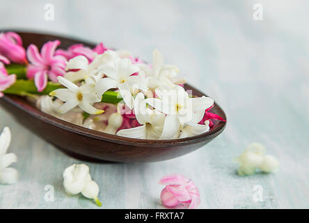 Impostazione di Spa con bianco e rosa fiori di giacinto Foto Stock