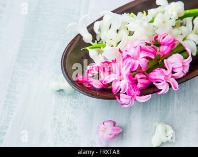 Impostazione di Spa con bianco e rosa fiori di giacinto Foto Stock