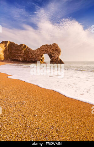 La porta di Durdle rock arco su la costa del Dorset in Inghilterra del sud in una giornata di sole. Foto Stock