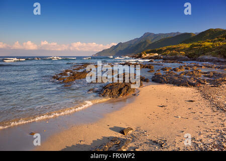 Una bellissima spiaggia sull'isola subtropicale di Yakushima (屋久島), Giappone. Fotografato in inizio di mattina di sole. Foto Stock