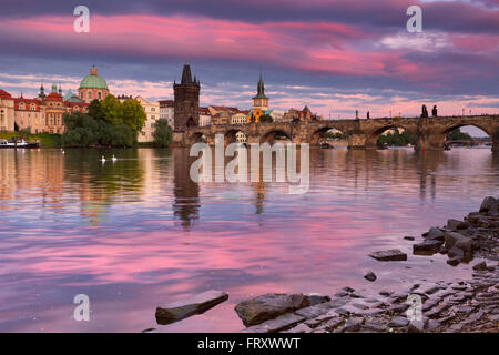 I colori del tramonto sul Ponte Carlo e sul fiume Moldava a Praga, Repubblica Ceca. Foto Stock