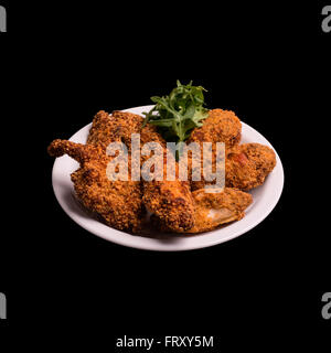 Frittura di coscia di pollo su sfondo nero still life Foto Stock